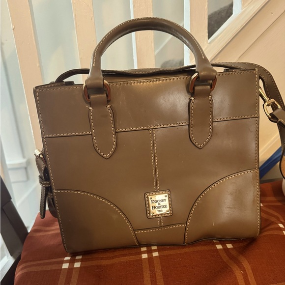 Dooney & Bourke Jayne Satchel. - Picture 1 of 3